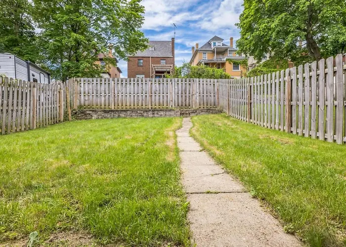 Holiday home Enchanting 3br With Yard - Patio *
